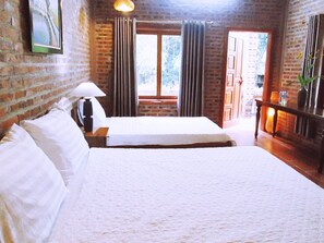 Habitación Deluxe con 1 cama doble o 2 individuales, vistas al jardín | Minibar, decoración individual, escritorio