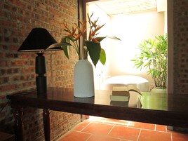 Minibar, escritorio y espacio para trabajar con laptop