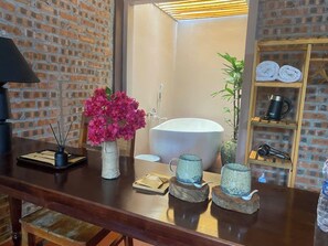 Deluxe dubbelrum | Minibar, individuell inredning, skrivbord och arbetsyta för laptop