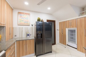 Geladeira, micro-ondas (mediante solicitação), cooktop