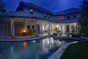 Outdoor pool, pool loungers - Elina Villas (Kerobokan)