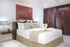 Rainfall showerhead, free toiletries, bathrobes, bidet - Elina Villas (Kerobokan)