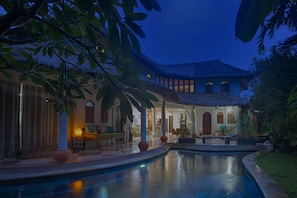 Outdoor pool, pool loungers - Elina Villas (Kerobokan)