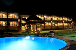 2 outdoor pools