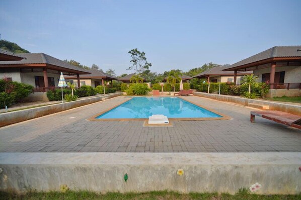 2 outdoor pools