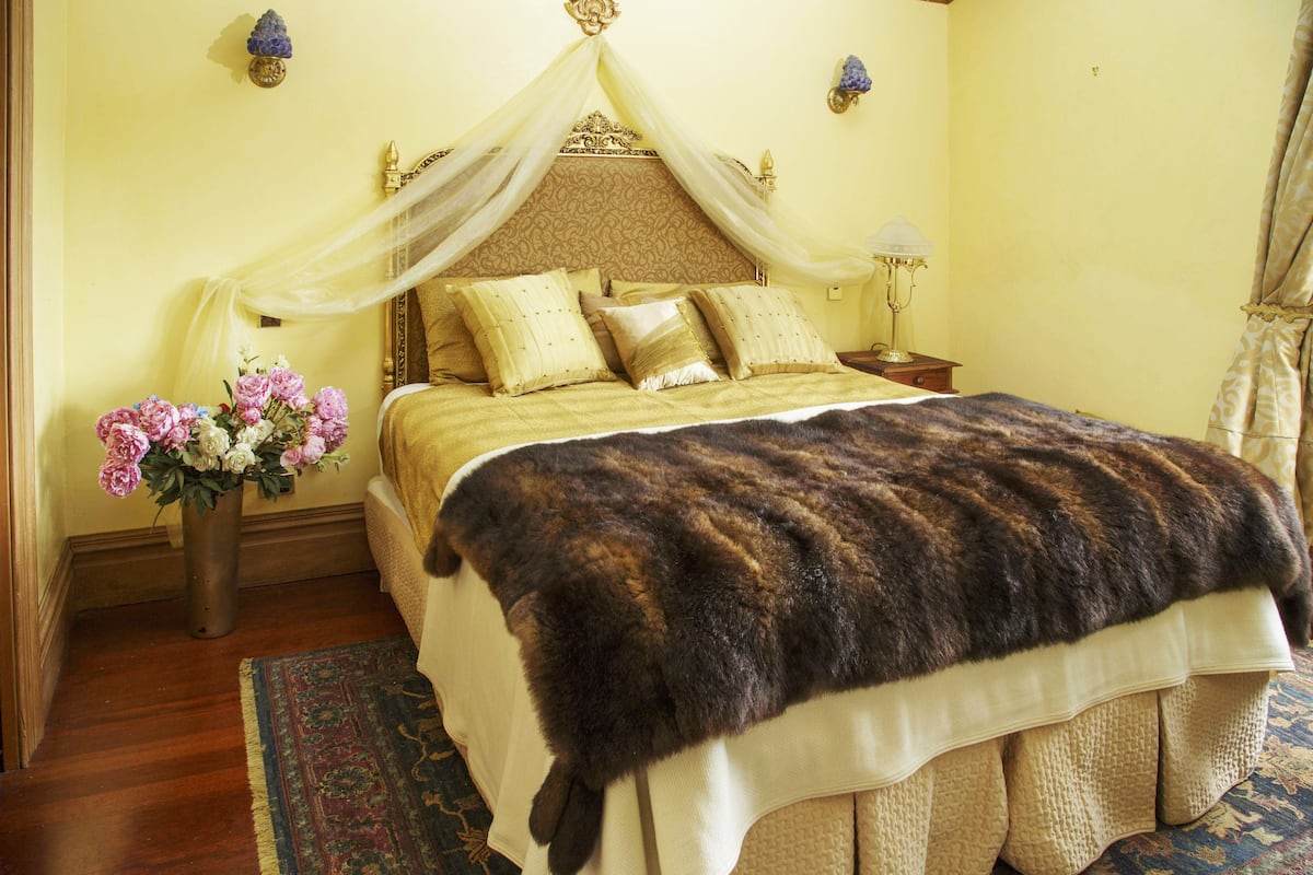 American Barn, Sapphire  | Premium bedding, Select Comfort beds, laptop workspace, soundproofing