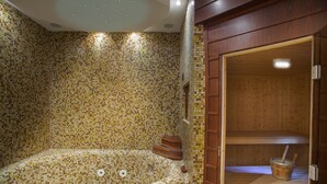 A mosaic-tiled sauna room with a wooden bench and a bucket. - Protaras Fig Tree Bay Seafront Villa Infinite Aretousa (Protaras)