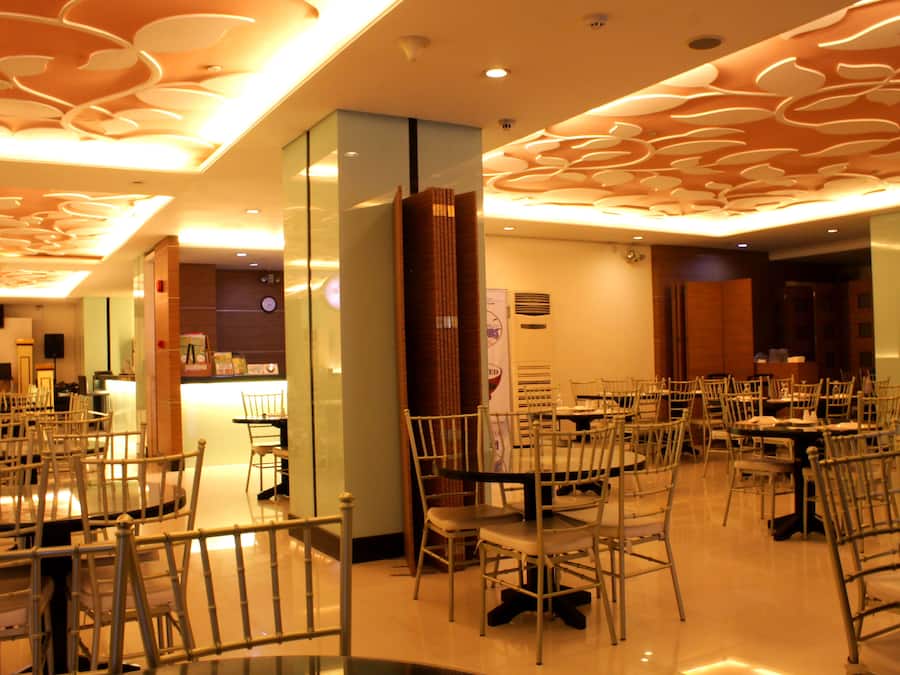 Se sirven desayunos, almuerzos y cenas; cocina local e internacional