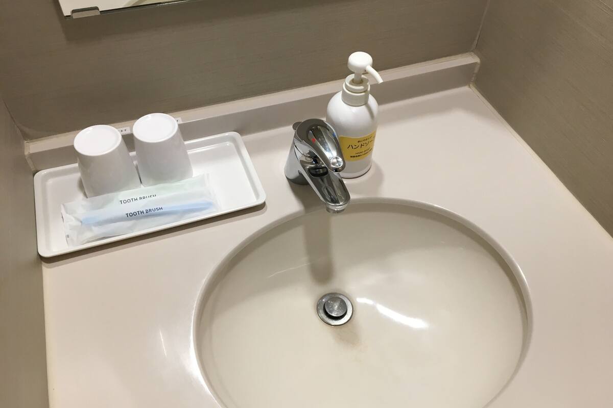 standard twin room, 2 bedrooms, non smoking | bathroom sink