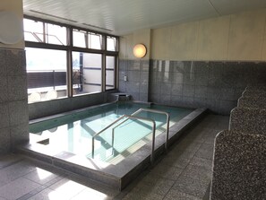 Indoor spa tub - Tominoko Hotel (Fujikawaguchiko)