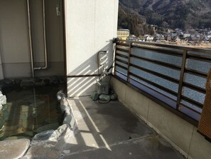 Outdoor spa tub - Tominoko Hotel (Fujikawaguchiko)
