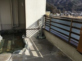 Bañera de hidromasaje al aire libre