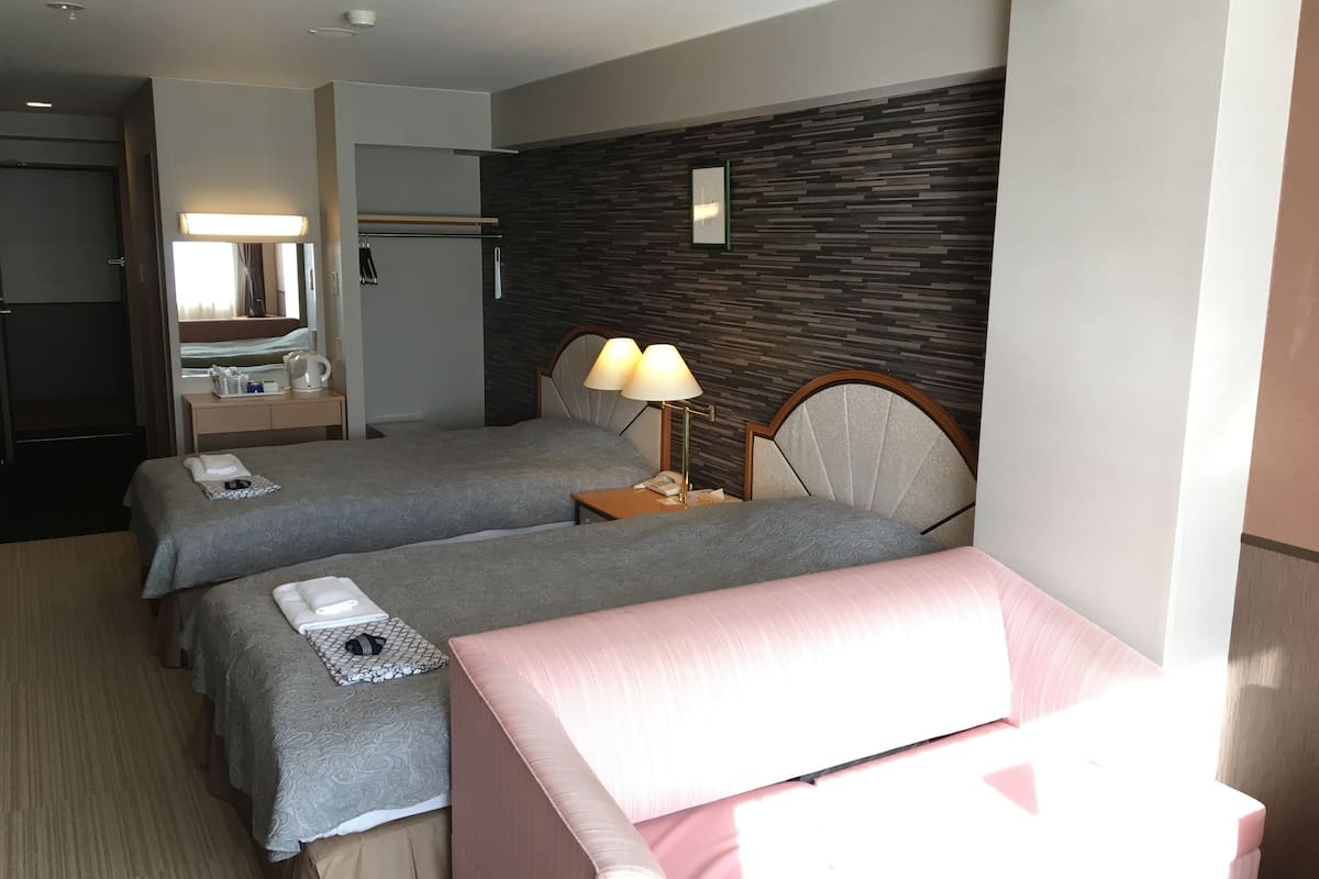 standard twin room, 2 bedrooms, non smoking | desk, laptop workspace, free wifi, bed sheets