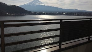A view of a mountain from a bridge with a railing. - Tominoko Hotel (Fujikawaguchiko)
