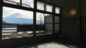 Bañera de hidromasaje cubierta