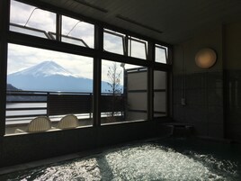 Bañera de hidromasaje cubierta