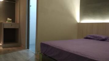 Premium bedding, desk, iron/ironing board, free WiFi