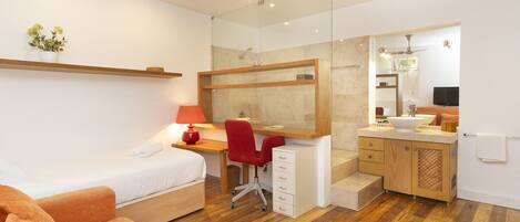 2 bedrooms, desk, iron/ironing board, free Internet