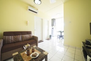 Apartamento, 2 habitaciones | Zona de estar | Una televisión de pantalla plana