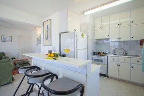 Refrigerador, microondas, horno y cafetera y tetera 