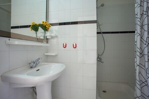 Badewanne, Haartrockner, Handtücher