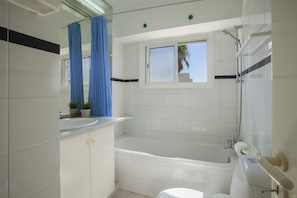 Badewanne, Haartrockner, Handtücher