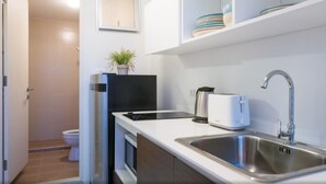 Superior Condo, 1 Bedroom, Pool view | ครัวขนาดเล็กส่วนตัว