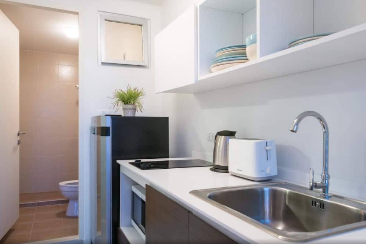 Superior Condo, 1 Bedroom, Pool view | Cocina básica privada | Cafetera o tetera, frigorífico grande, microondas y placa de cocina