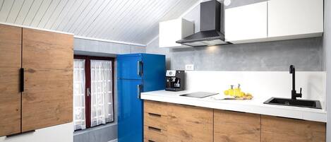 Kühlschrank, Mikrowelle, Herdplatte, Geschirrspüler