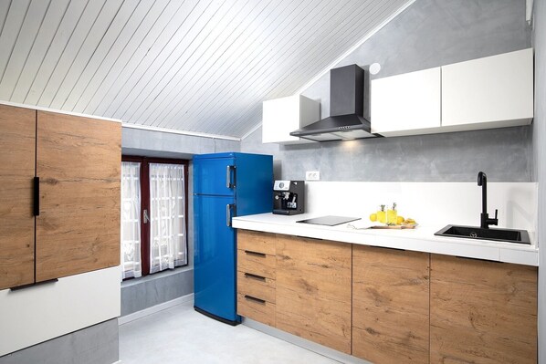 Fridge, microwave, stovetop, dishwasher