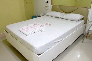 Standard Room | Desk, free WiFi, bed sheets - Vista Apartelle & Restaurant (Makati)