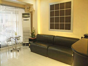Lobby sitting area - Vista Apartelle & Restaurant (Makati)