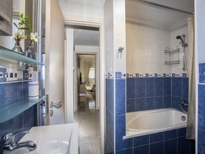 Bañera, secador de pelo, toallas