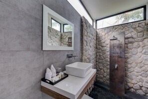 Baignoire et douche séparées, baignoire à remous