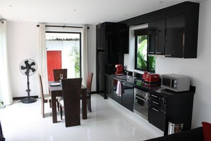 ตู้เย็น, ไมโครเวฟ, เตาอบ, เตาประกอบอาหาร