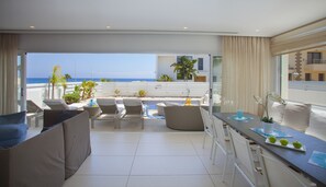 屋外ダイニングエリア