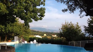Una piscina con vistas a un paisaje montañoso.