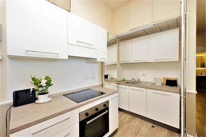 Frigorífico, microondas, horno y placa de cocina