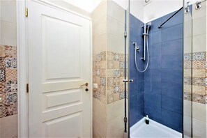 Shower, hair dryer, bidet, towels