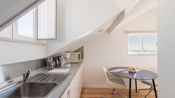 Een koelkast, een magnetron, een oven, een vaatwasser