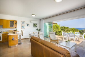 Apartment, 3 Schlafzimmer | Wohnbereich | Fernseher