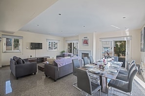 Villa, 4 soverom, privat basseng | Oppholdsrom | TV og DVD-spiller