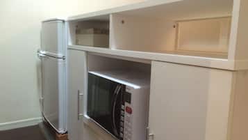 Apartment, 1 Bedroom | Private kitchenette | Fridge, microwave, electric kettle