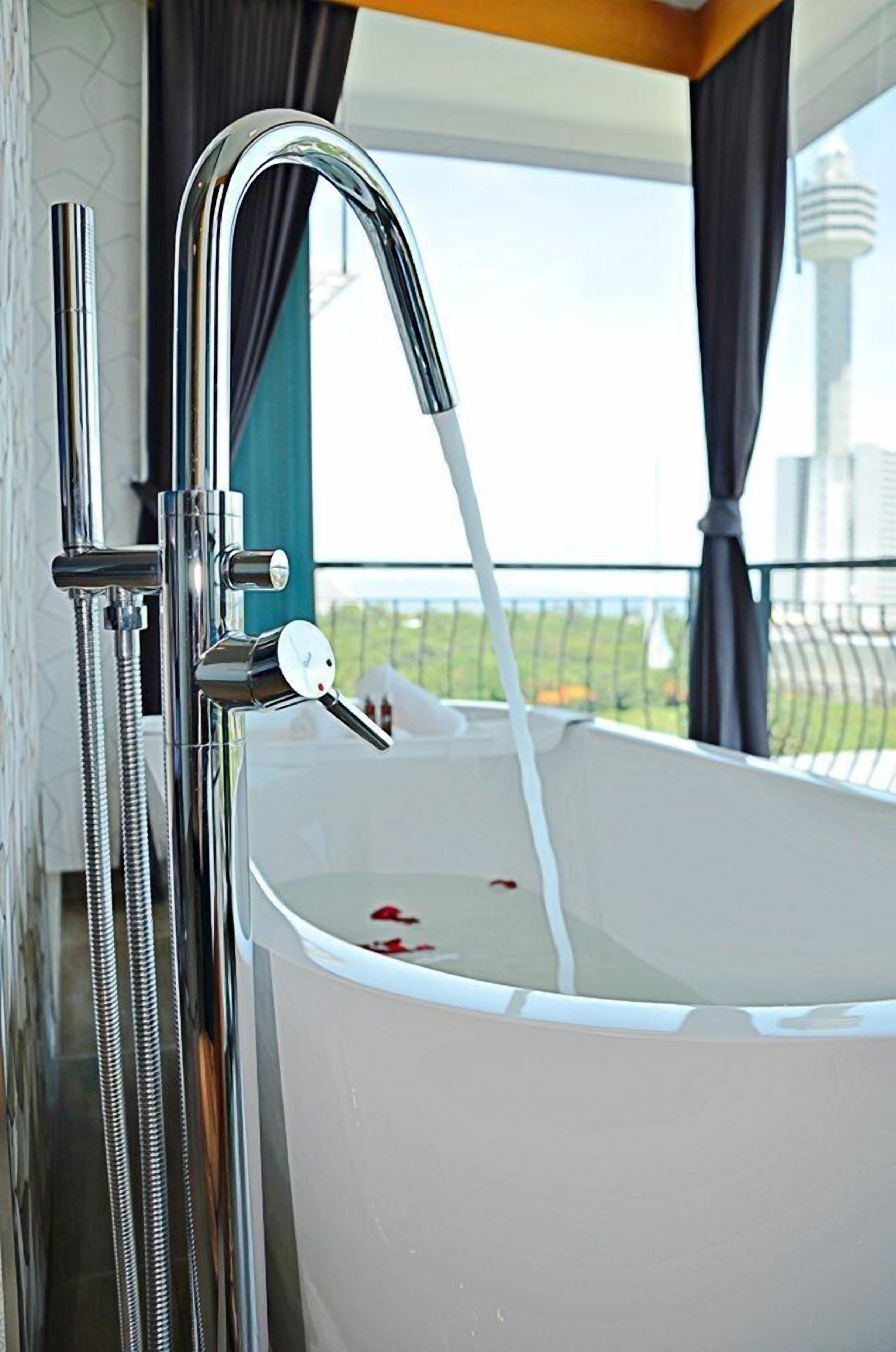 deluxe room | deep-soaking bathtub