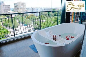 Deep soaking bathtub - The Forest Hotel Pattaya (Pattaya)