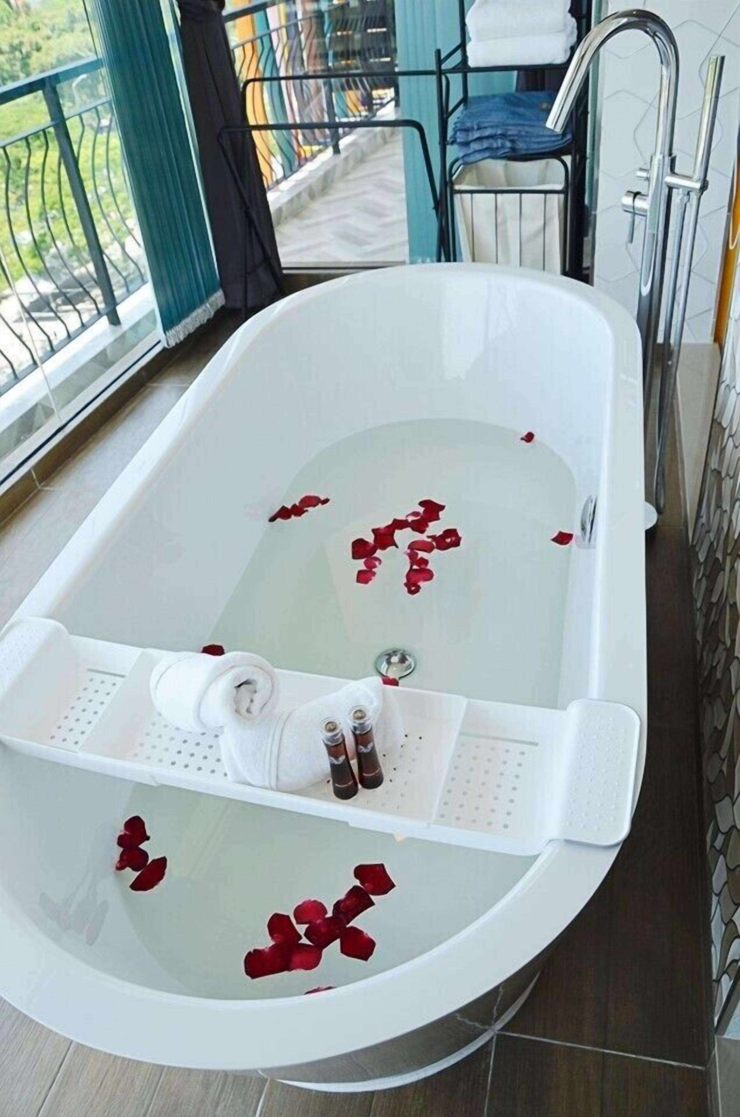deluxe room | deep-soaking bathtub