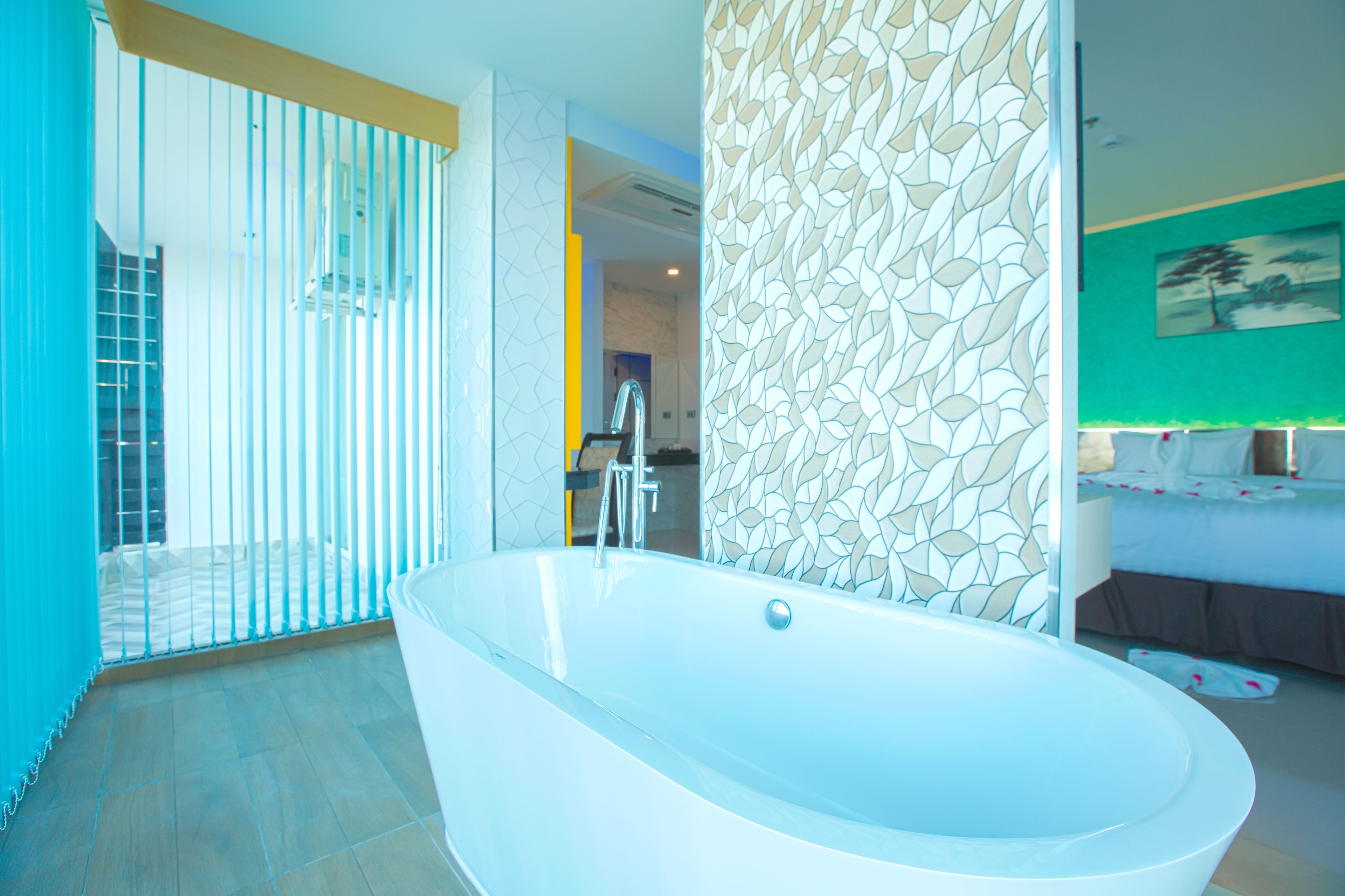 deluxe room | jetted bathtub