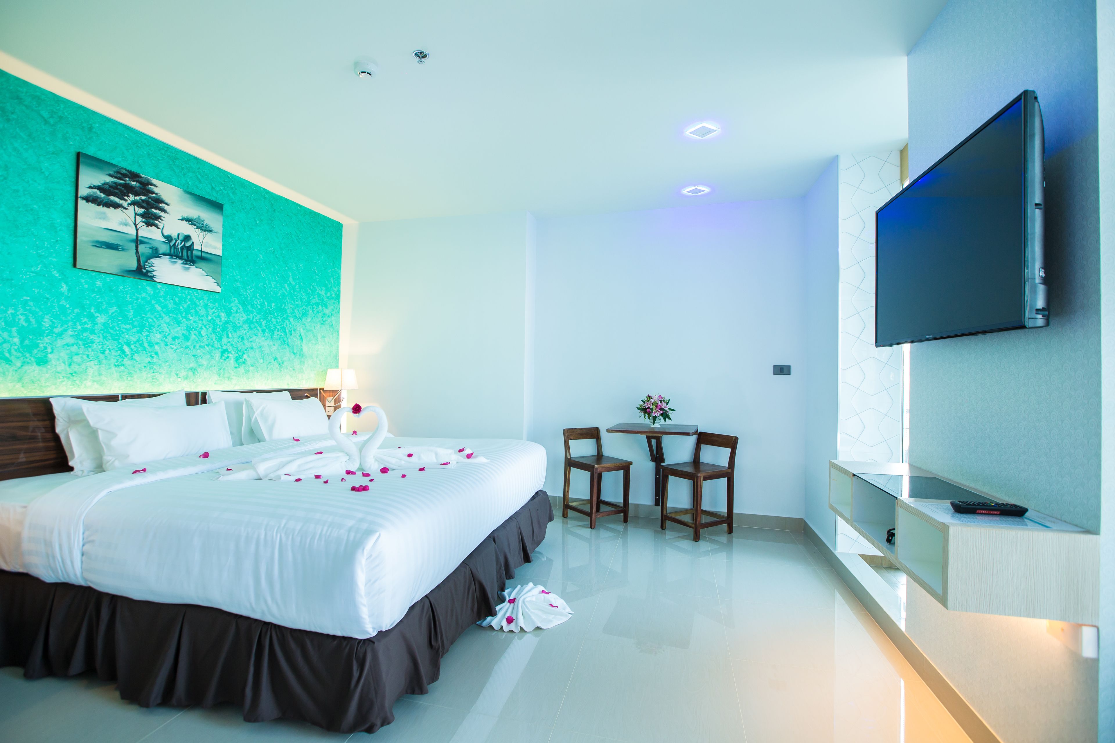 deluxe room | minibar, in-room safe, desk, blackout curtains