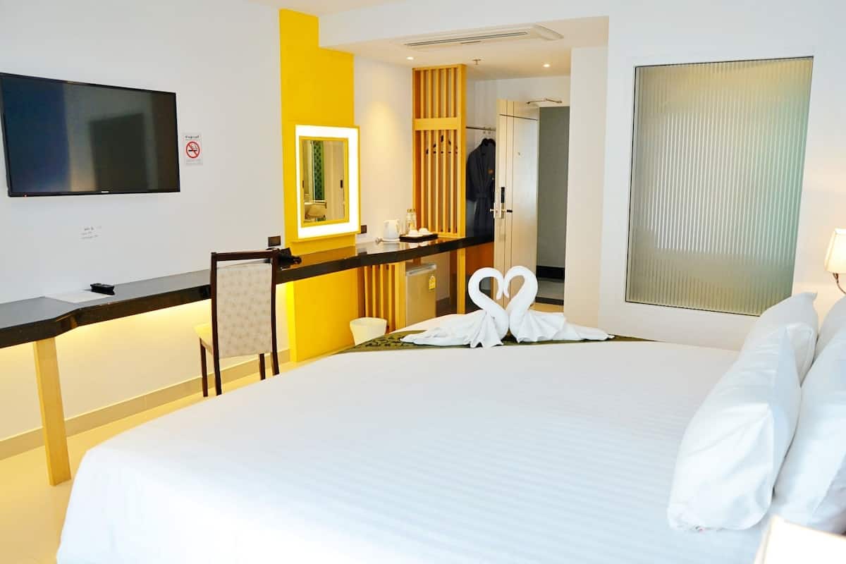 Superior Room | Minibar, in-room safe, desk, blackout drapes