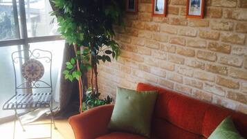 Departamento, 1 habitación | Sala de estar | Televisión de pantalla plana